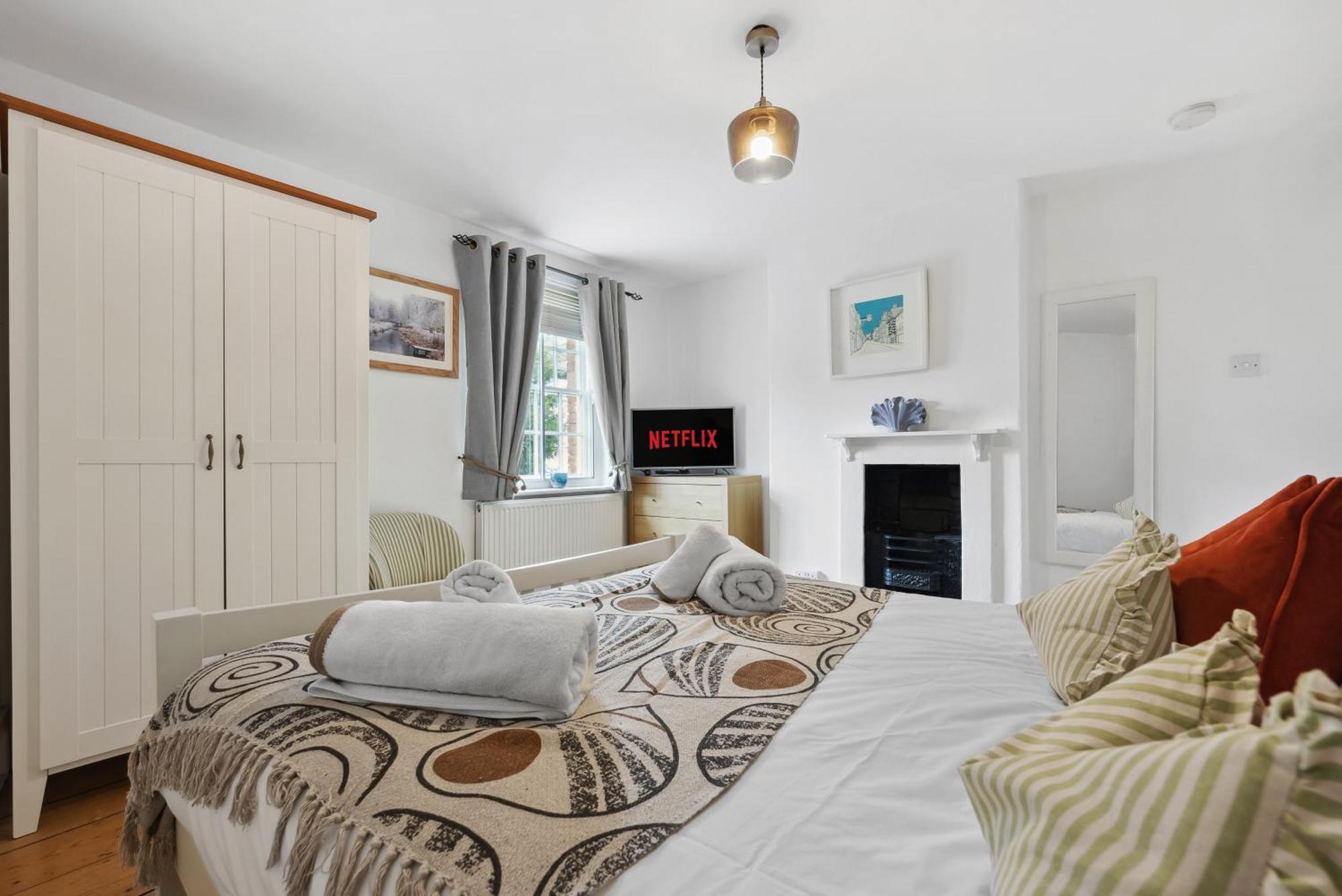 2 Bedrooms Stunning Westgate Cottage Retreat, Central Winchester, Free On-Street Parking Permit, With Garden Close To Cathedral - Sleeps 6, Pets Are Welcome, Summer Special Offer! - By Blue Puffin Stays Extérieur photo